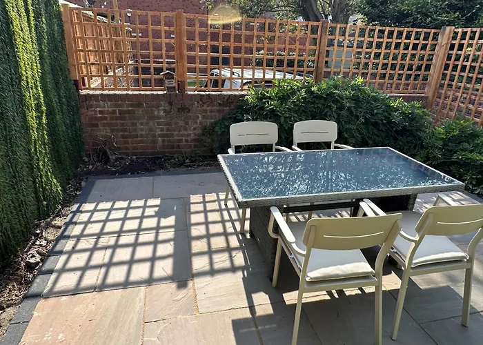 Bewdley River Cottage - Free Private Gated Parking For 2 Cars - River Front Location