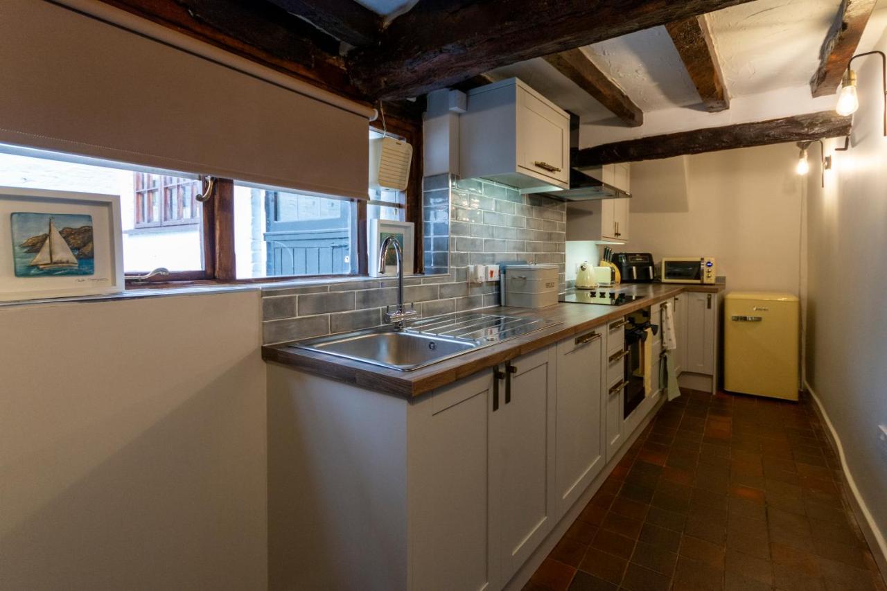 River - Free Private Gated Parking For 2 Cars - River Front Location Holiday home *