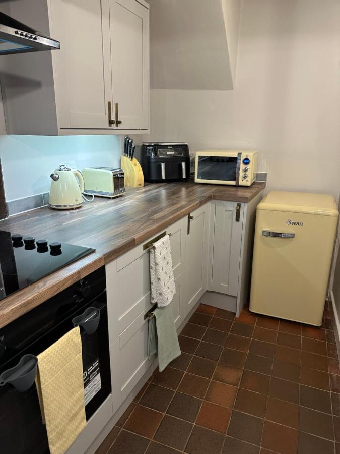 Holiday home River - Free Private Gated Parking For 2 Cars - River Front Location Bewdley