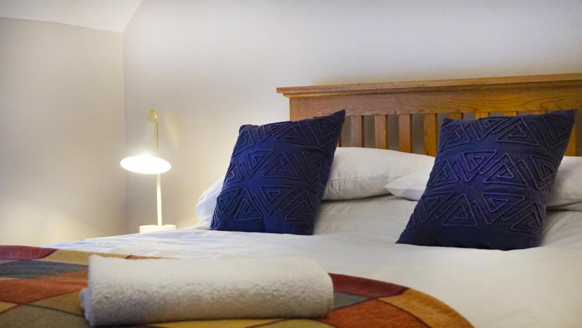 River - Free Private Gated Parking For 2 Cars - River Front Location