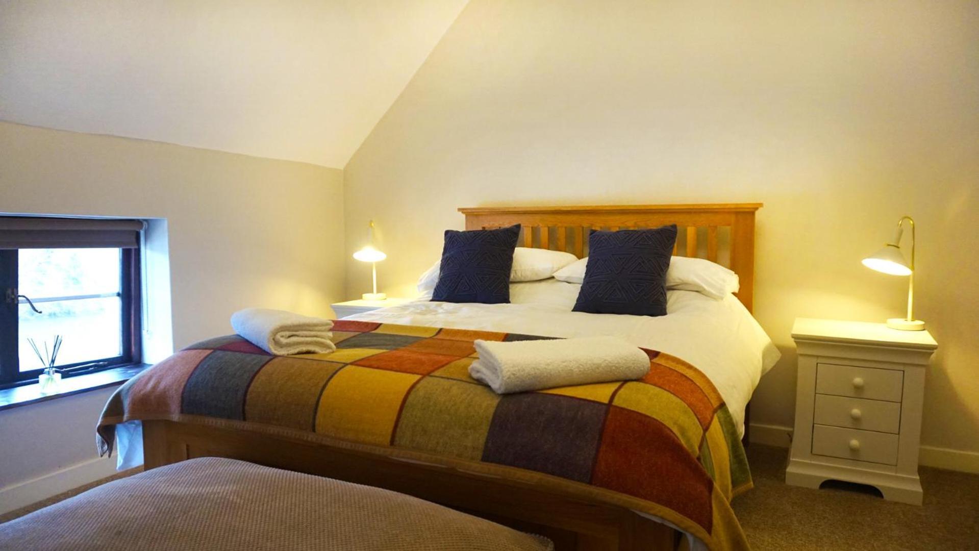 River - Free Private Gated Parking For 2 Cars - River Front Location Holiday home *