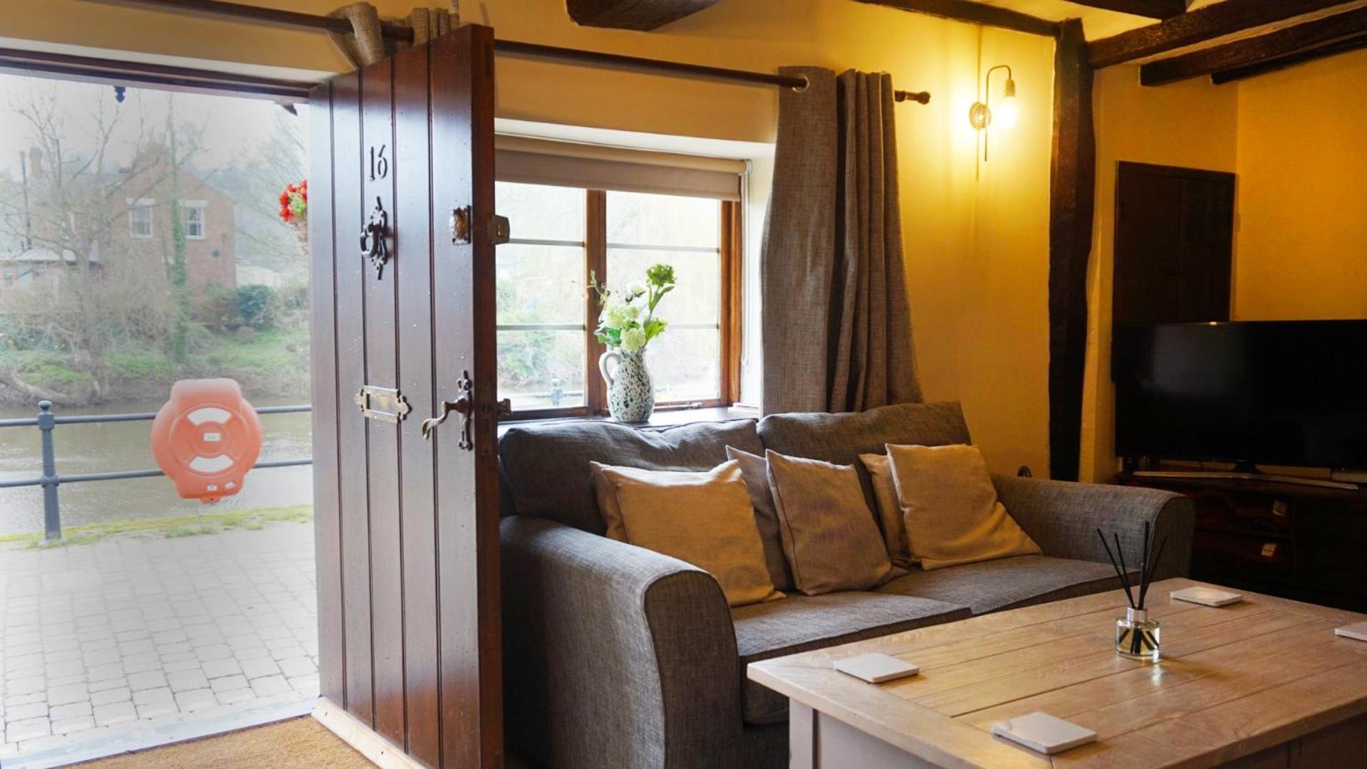 River - Free Private Gated Parking For 2 Cars - River Front Location Holiday home