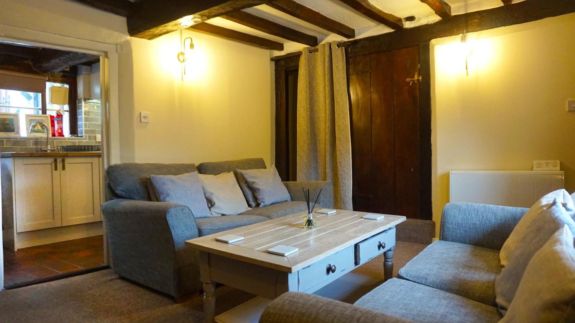 Holiday home River - Free Private Gated Parking For 2 Cars - River Front Location
