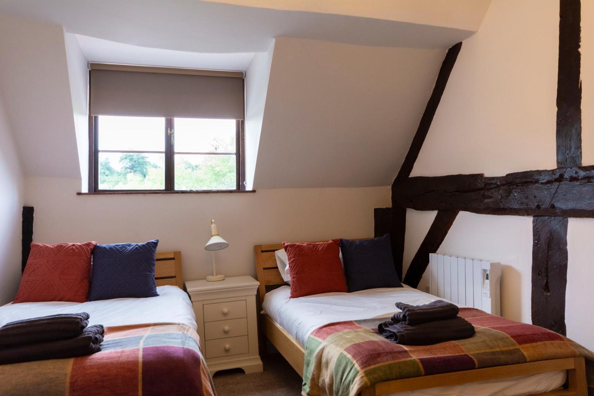 River - Free Private Gated Parking For 2 Cars - River Front Location