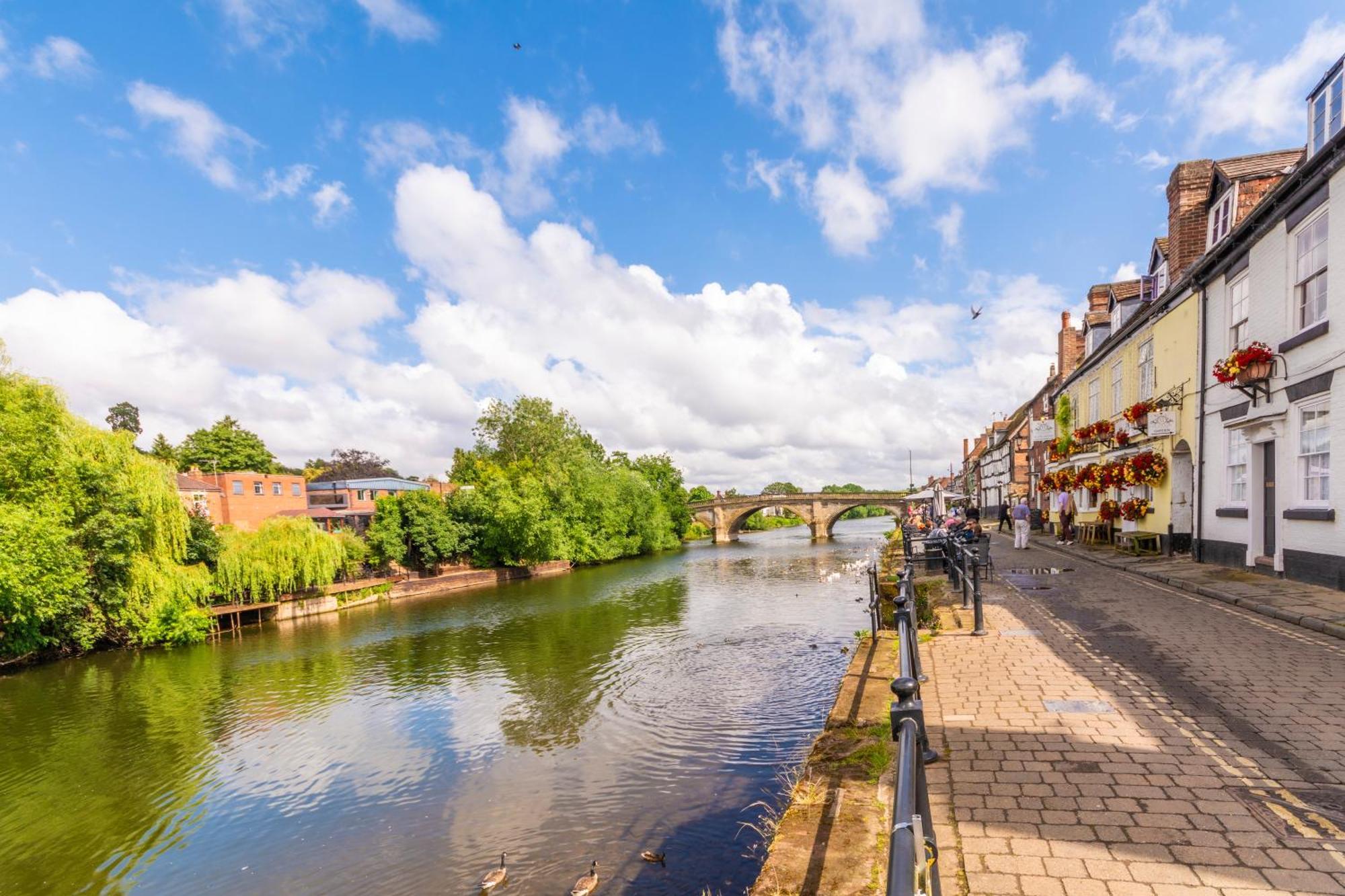 River - Free Private Gated Parking For 2 Cars - River Front Location Holiday home