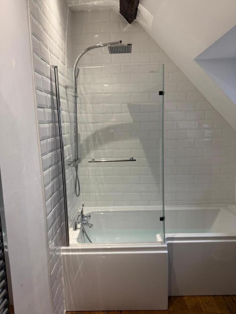 River - Free Private Gated Parking For 2 Cars - River Front Location *