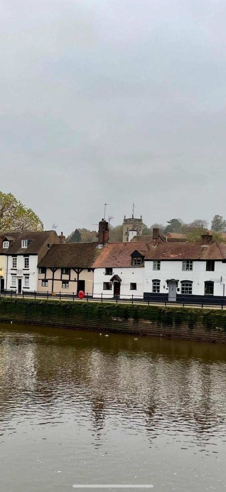 River - Free Private Gated Parking For 2 Cars - River Front Location