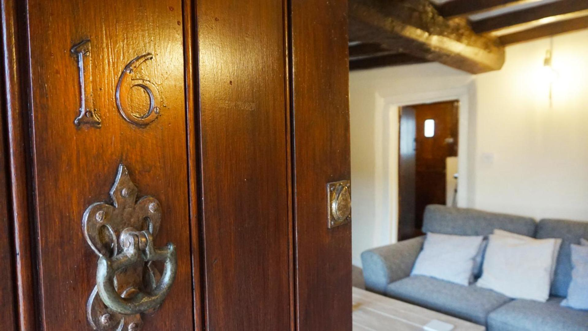 River - Free Private Gated Parking For 2 Cars - River Front Location Vakantiehuis *