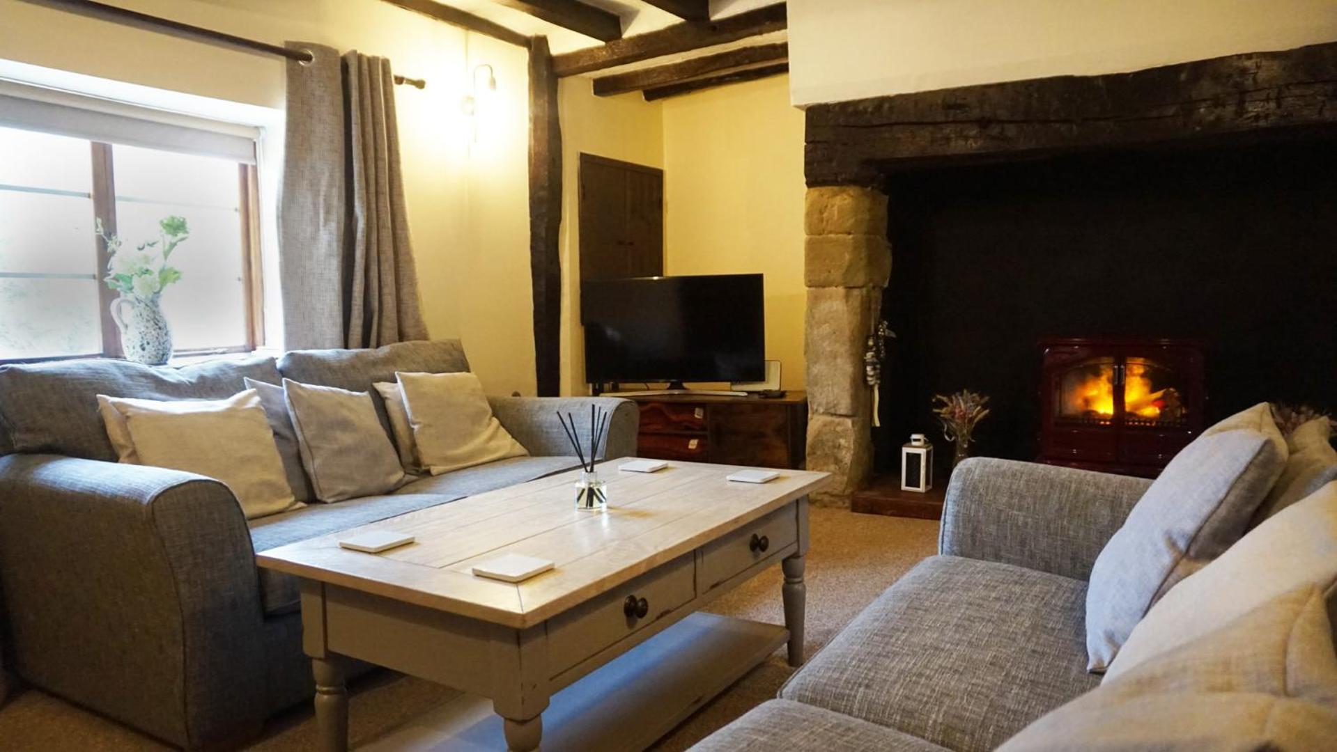 Vakantiehuis River - Free Private Gated Parking For 2 Cars - River Front Location