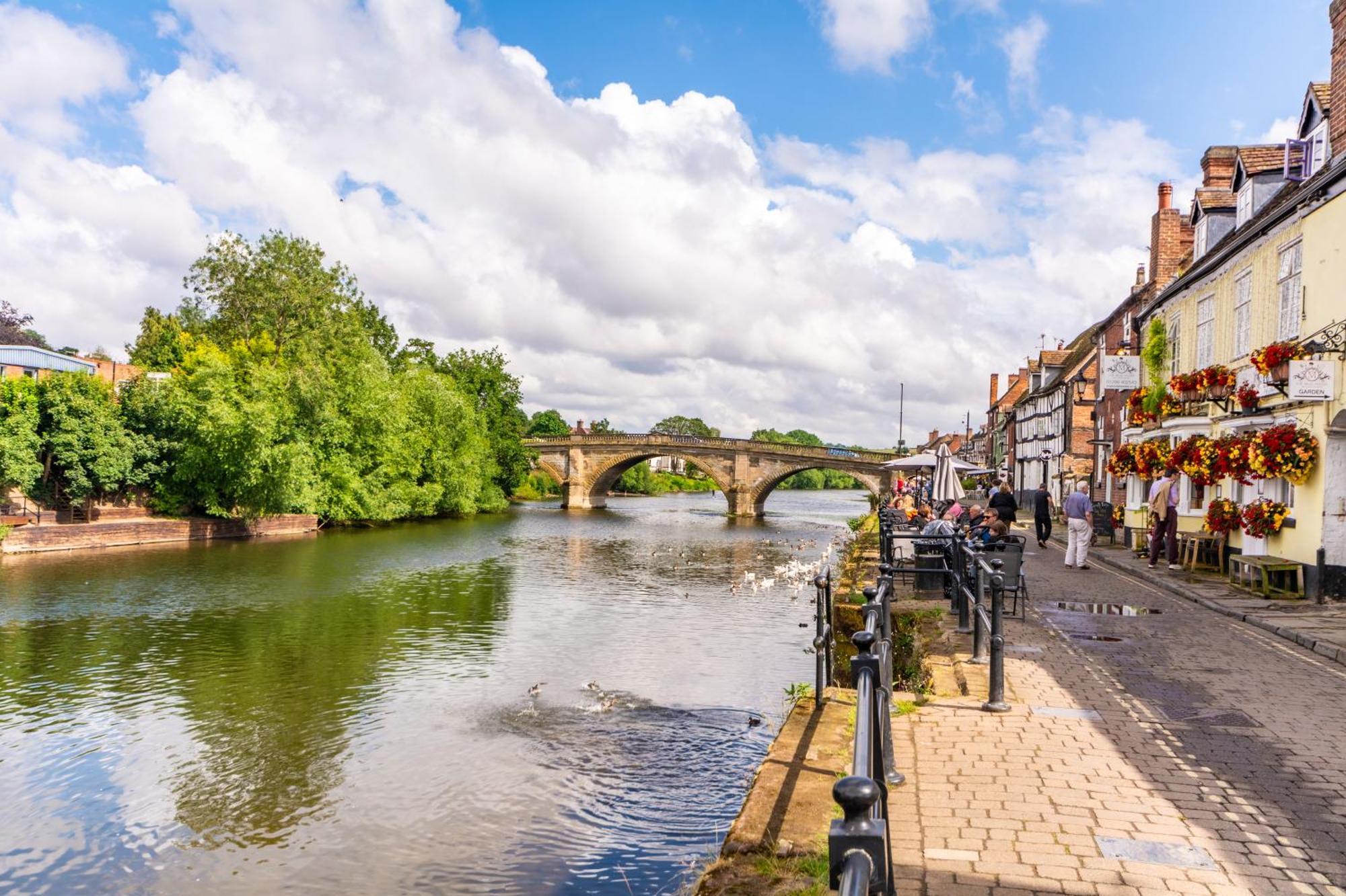 River - Free Private Gated Parking For 2 Cars - River Front Location *